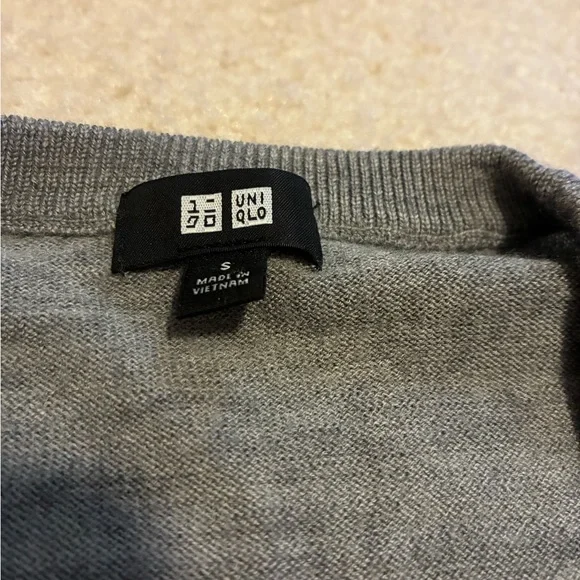 Uniqlo Women’s Merino Wool Crewneck Sweater in Heather Gray - Picture 4 of 9